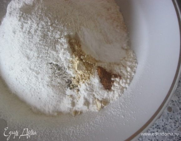В миску просеять муку, добавить соль, соду, имбирь и корицу, перец перемешать.
* Стакан - 250 гр.