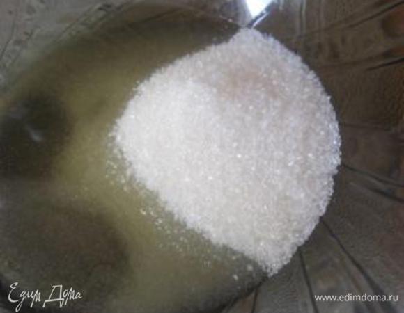 В отдельной миске взбить венчиком растительное масло и сахар.