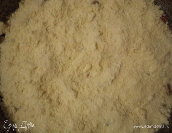 Тесто вылить в смазанную маслом форму. На тесто выложить кусочки ревеня. Сверху пирог присыпать крошкой. Выпекать при температуре 180 градусов 50 - 60 минут.