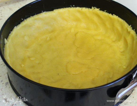 Для теста муку просеять, добавить щепотку соли и сахарную пудру. Добавить масло, порезанное на мелкие кубики, и растереть руками в крошку. Добавить желтки и замесить тесто. При необходимости добавить 1-2 ст.л. ледяной воды. Завернуть тесто в пленку и убрать в холодильник на 1 час.