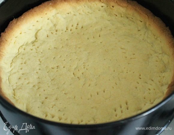 Раскатать, выложить в форму, сверху уложить пергамент, засыпать пекарскими бобами и выпекать 15 мин при 180 С, потом снять бумагу и бобы и выпекать еще 7-10 минут, остудить.