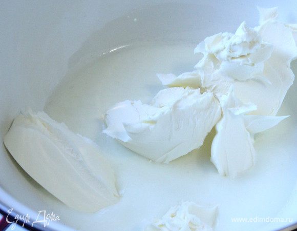 Для крема замочить желатин в 2 ст.л. воды. Смешать йогурт с маскарпоне и поставить на водяную баню, нагреть до однородности, добавить желатин, прогреть, помешивая, до растворения.