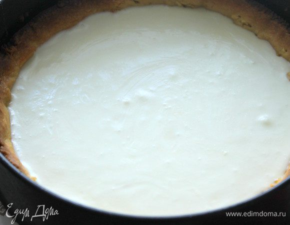 Готовый крем выложить на тесто и поставить в холодильник для застывания (на 1-2 часа).