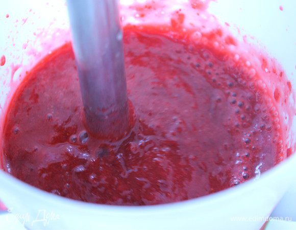 Для желе желатин замочить в 3-4 ст.л. воды на 10 минут. Клюкву (свежую или размороженную) взбить блендером, добавить сахар и прогреть на небольшом огне до растворения сахара. Добавить желатин. Готовую ягодную массу протереть через сито.