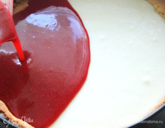 Остудить и выложить на крем из маскарпоне. Тарт охладить в холодильнике, сверху украсить мелко нарубленными несолеными фисташками.