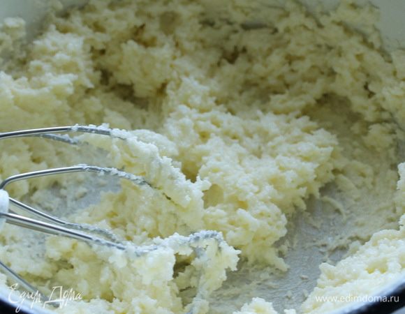 Взбить сливочное масло с сахаром.