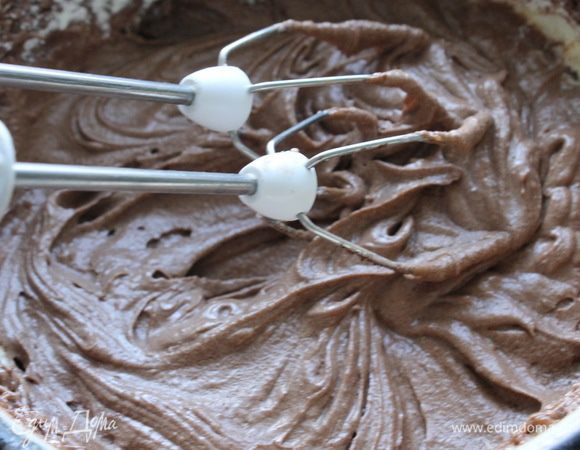 Добавить яйца, какао, просеянную муку, разрыхлитель, соль и взбить все до однородной консистенции.