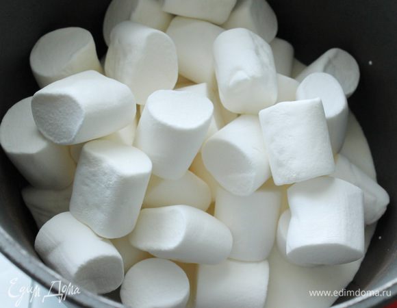 В толстостенной кастрюле растопить маршмеллоу со 100 гр. сливок на среднем огне.
