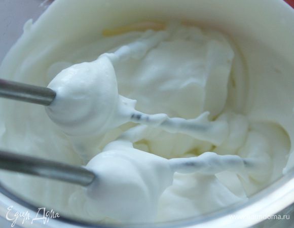 Сливки взбить до устойчивых пиков и аккуратно смешать с растопленным и охлажденным маршмеллоу.