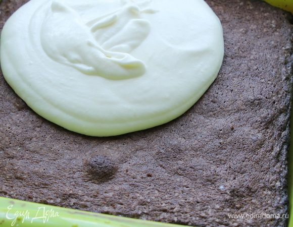 На остывший корж выложить мусс, разровнять и поставить в холодильник на часов 8-12.
Готовый брауни нарезать теплым сухим ножом на прямоугольники.
Этот десерт можно хранить несколько дней, он станет еще лучше.
