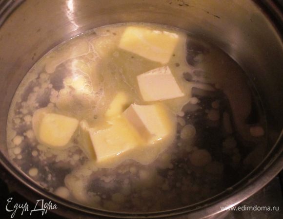 Воду довести до кипения,добавить сливочное масло и щепотку соли.