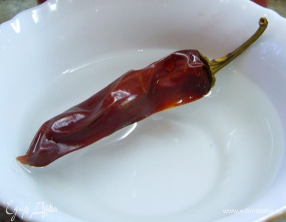 Сушеный перец залить кипятком, дать размокнуть (я «утопила» его при помощи ложки, чтобы не всплывал).