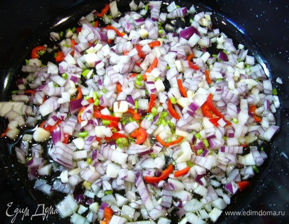 Красную луковицу, чеснок мелко порубить.
У кинзы отдельно измельчить веточки, листья мелко порубить.
Свежий перец чили тонко нарезать (семена я удалила).
В сотейнике с разогретым оливковым маслом обжарить лук, чеснок, рубленые веточки кинзы, бОльшую часть перца чили (оставить немного для подачи) – 10 мин.
