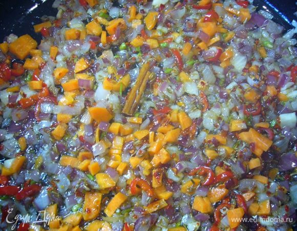 За это время нарезать морковь.
Добавить в сотейник морковь, паприку, корицу, половину зиры и обжаривать еще 5 мин.
