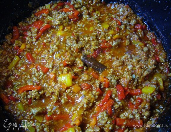 Сладкие перцы обжарить на раскаленной сковороде-гриль до потемнения кожицы. Сложить в миску, накрыть крышкой, дать пропотеть.
Снять кожицу с перцев, удалить семена, нарезать полосками и вмешать в чили.
