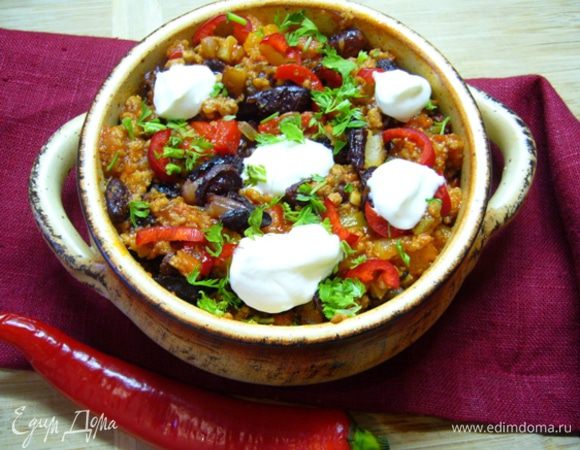 Переложить в миску, смешать с листьями кинзы.
Чили попробовать, отрегулировать на соль. Убрать палочку корицы. Присыпать оставшимся перцем чили.
Подавать с хрустящей фасолью и сметаной!
