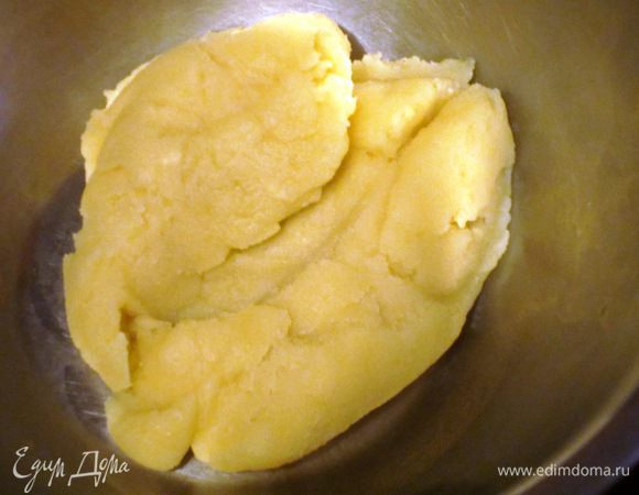 Всыпать муку и варить ,постоянно помешивая,пока тесто не станет отделяться от стенок кастрюли.Остудить.