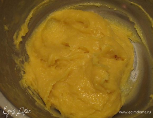 Ввести яйца по одному,каждый раз хорошо перемешивая тесто до однородного состояния.