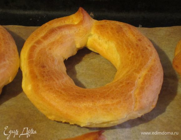 С помощью кондитерского мешка выдавить кольца (диаметром 8 см ) на противень с пергаментом.Выпекать в разогретой до 220 ° С духовке 15 минут.
