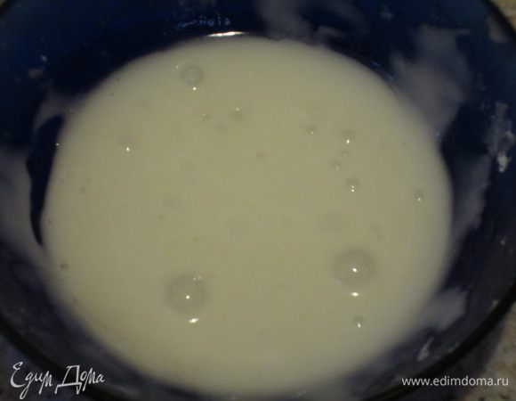 Подогреть 2 ст.л. сливок и ввести хорошо отжатый желатин.Перемешать до полного растворения желатина.