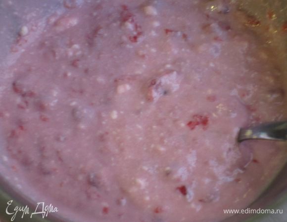 Рикотту перемешать с сахарной пудрой и протёртой малиной.