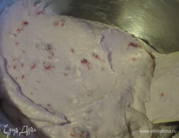 Оставшиеся сливки взбить,ввести в рикотту и аккуратно перемешать движениями снизу-вверх.В крем ввести желатин и снова аккуратно перемешать.Поставить в холодильник на 10 минут.