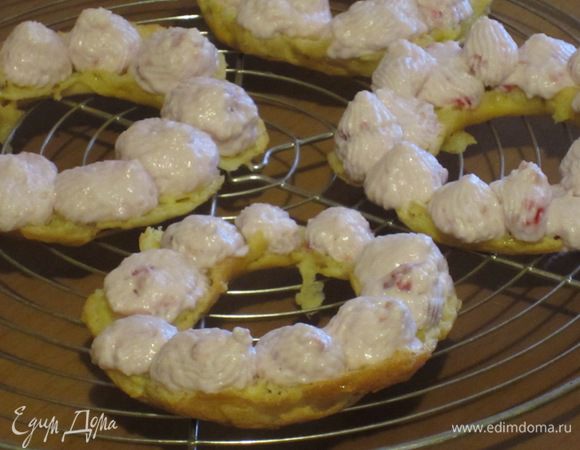 Кольца разрезать горизонтально и с помощью кондитерского шприца нанести творожно-малиновый крем,накрыть второй половинкой.