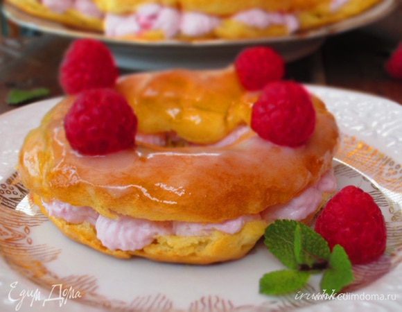 Перед подачей заварные кольца украсить малиной.Приятного аппетита:))