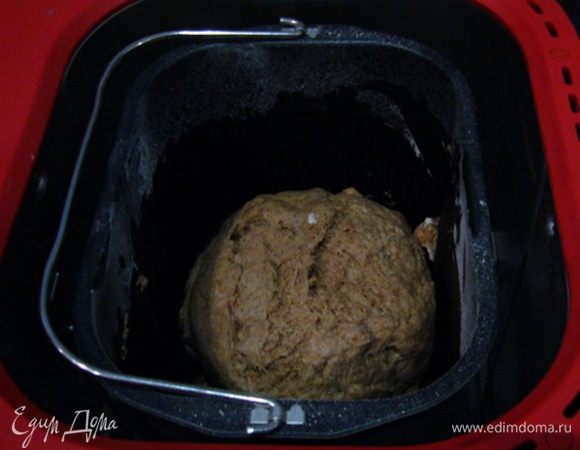 Воды я сначала добавила 360 мл. Но когда агрегат издал звуковой сигнал, что можно открыть крышку и засыпать другие ингредиенты (но это не для нашего случая), я увидела, что колобку водички не хватает, и добавила еще 20 мл.
Выпекать 4 ч. У меня самый долгий режим – 3 ч. 20 мин.
Затем я включила режим «выпекание» еще на 40 мин.
Остужаем хлебушек 1 час. На решетке.
Приятного аппетита и будьте здоровы! 
