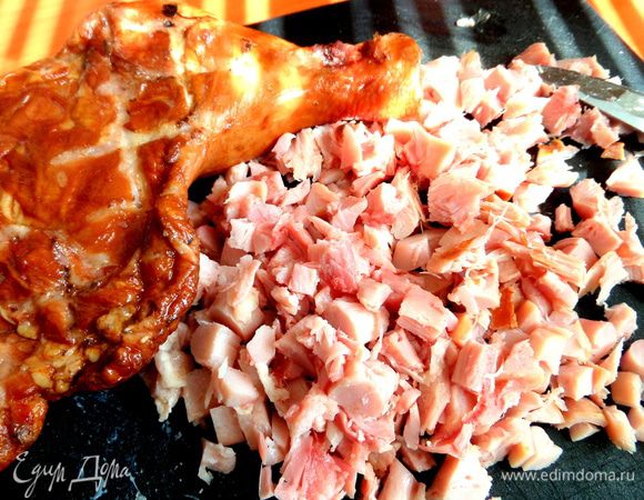 Отделить кожу,кости,нарезать на кусочки.