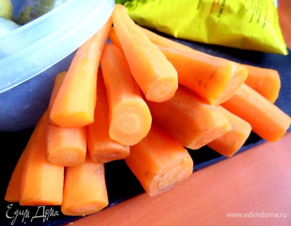 Морковь у меня мелкая,поэтому много! Отвариваем,чистим.