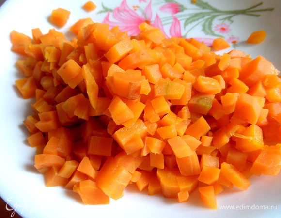 Морковь измельчить.