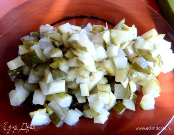 Маринованные огурчики были мелкие,поэтому 3,а вообще примерно пополам надо оба вида огурцов.