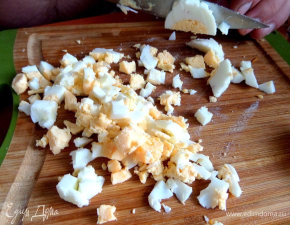 Яйца отварить,почистить,покрошить.