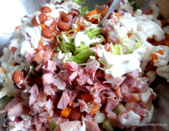 Заправляем майонезом салат.