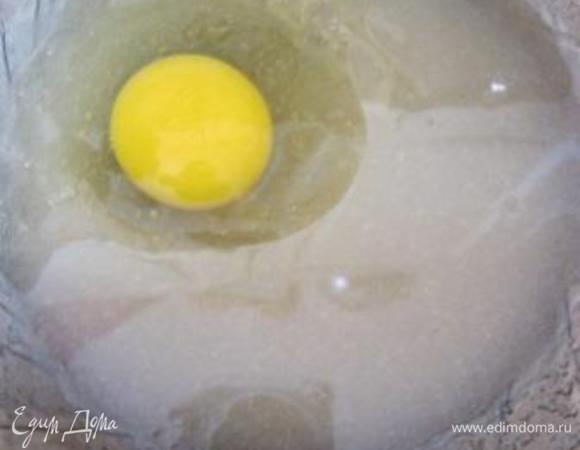  Добавить яйцо и ваниль.