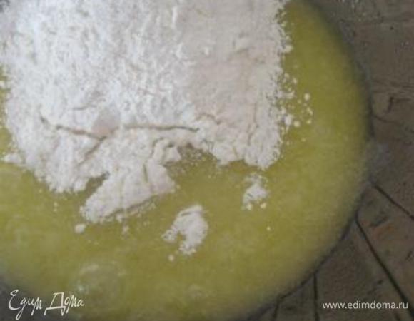 Добавить в эту же смесь одну треть муки, перемешать,