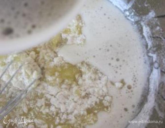 Добавить одну треть стакана пива.

Таким же образом, ввести остальную муку  и пиво.

Если тесто чуть жидковато, то добавить еще 3 ст.л муки.