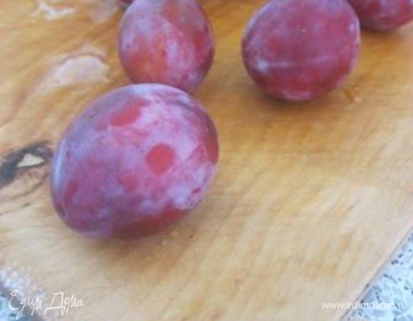 Разогреть духовку до 180 С.
Сливы вымыть, разделить на половинки, и каждую половинку разрезать на три части.

