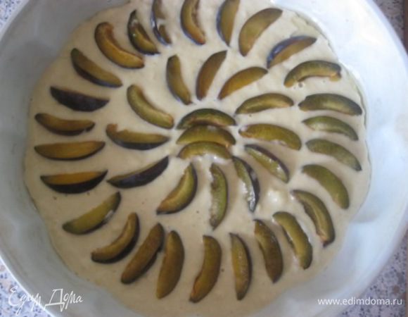 Вылить тесто в форму, смазанную раст.маслом, разровнять.
Выложить кусочки слив.
Выпекать 45-50 минут.
*Форма - 26 см.