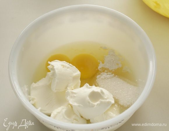 Творожный сыр  взбейте с сахаром и яйцом. 