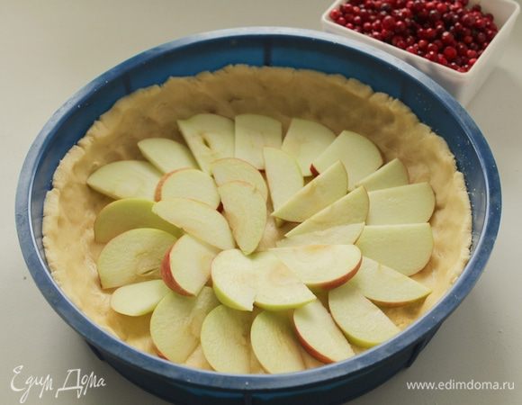 На дно выложите яблоки