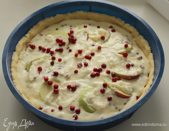 Вылейте сливочную заливку на начинку и выпекайте пирог в духовке при 200С 30-35 минут. 