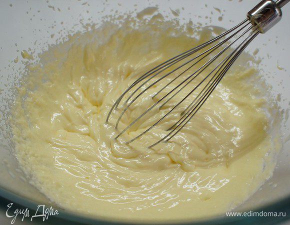 Приготовление песочной основы. 
Желтки растереть с сахаром и щепоткой соли до побеления и растворения сахара. Добавить мягкое сливочное масло и взбить до однородного состояния.
