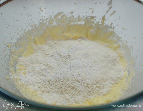 Всыпать просеянную муку с разрыхлителем.