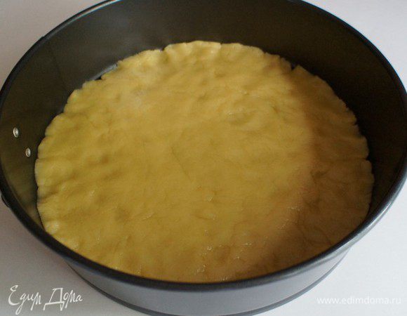 Тесто распределить ровным слоем по дну разъёмной формы (d 24 см.) и убрать в холодильник.
