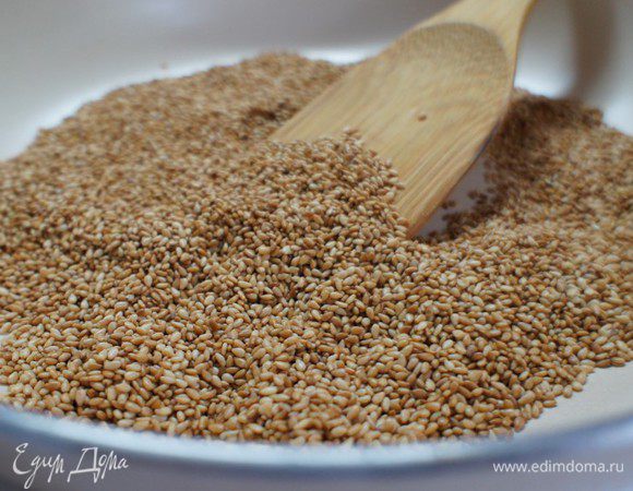 Приготовление начинки.
Кунжут обжарить до золотистого цвета. Остудить.