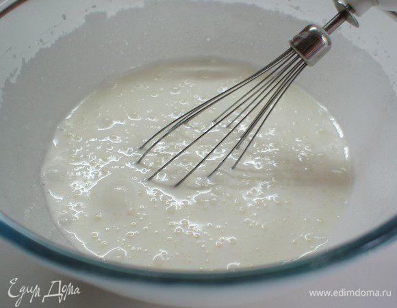 Белки взбить, постепенно добавляя сахар (обычный и ванильный).