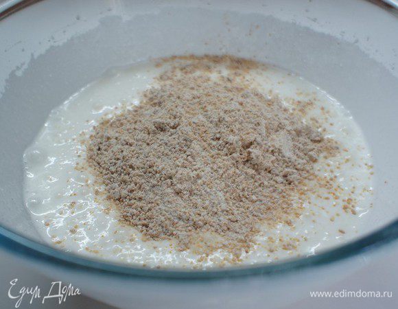 К взбитым белкам добавить муку, молотый кунжут и разрыхлитель. Аккуратно перемешать.