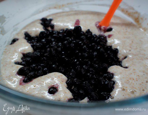 Добавить чернику. Еще раз аккуратно перемешать.